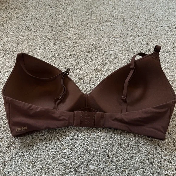 SKIMS Fits Everybody T shirt Bra, Size 36C, Cocoa, EEUC - Picture 6 of 8